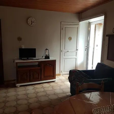 Maison Dans Un Petit Village De Campagne Calme Et Paisible *